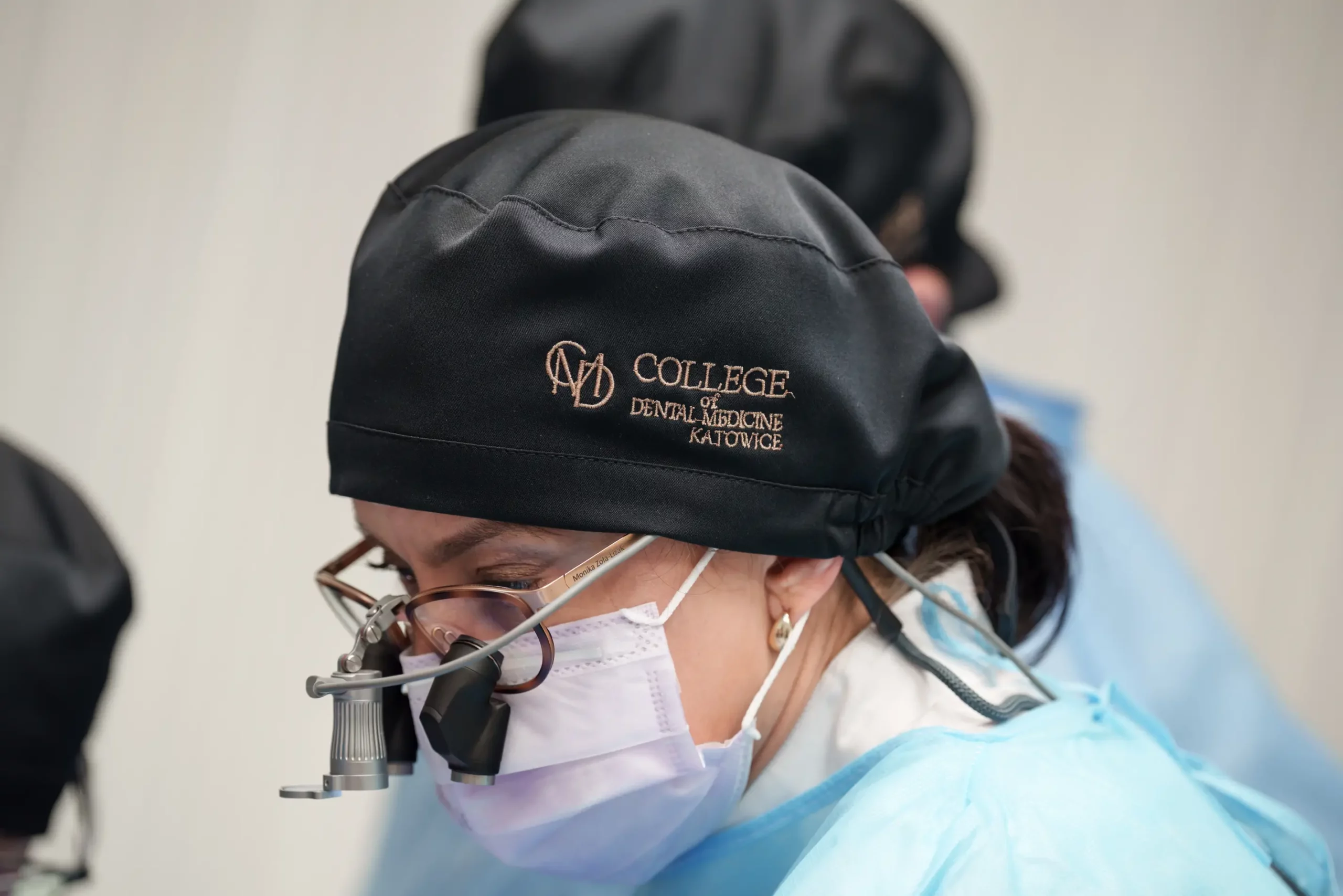 Odbudowy Stałe w Implantoprotetyce Stomatologicznej: Współczesne Protokoły Wykonawstwa.