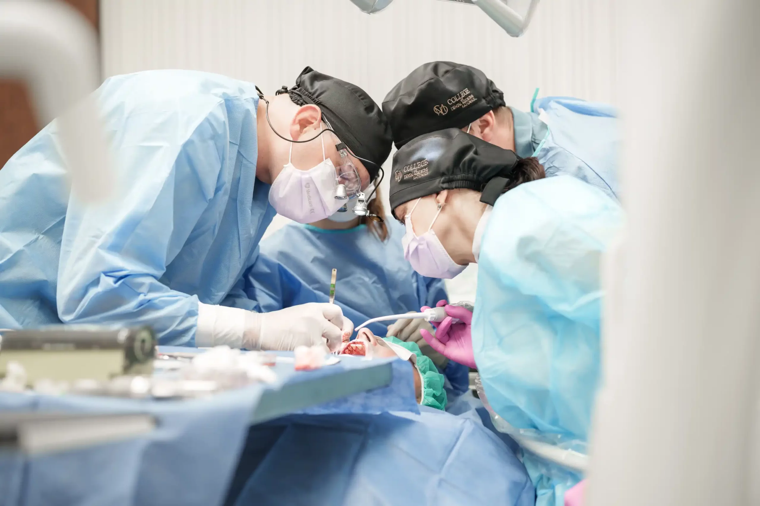 Zaawansowane techniki podnoszenia dna zatoki szczękowej dla doświadczonych implantologów